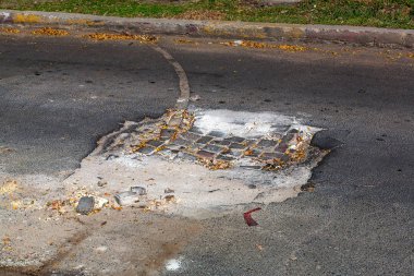 Çok kötü asfalt yol. Asfalttaki çatlaklar, çukurlar. Düşük kalitede bir yamadan sonra yerel asfalt yolunun durumu çok kötü