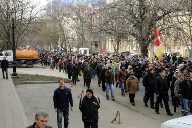 Odessa, Ukrayna - 23 Şubat 2014: İnsanlar ilkesi üzerinde devlet Ukrayna silahlı devrim sırasında gösterdiği sivil barışçıl protesto oldu. Sokaklarda mitingde göstericiler sütunun hareketi