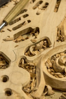Ağaç işleme. Doğrama işleri. Oymacılığı. Woodcarver, ahşap arka plan yakın çekim araçlarda işyeri. Arka plan halk el sanatları kullanın. Ahşap oyma