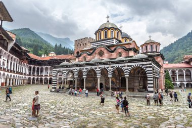 Rila Park, Bulgaristan - 30 Temmuz 2016: Rila Manastırı Hıristiyan davranır, Saint Ivan, Balkanlar'da, Unesco Dünya Mirası en önemli Bulgar Ortaçağ Hıristiyan Anıtlar