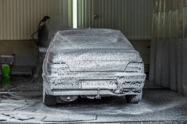 Oto yıkama portre. Yüksek basınçlı su ile modern araba yıkama. Hassas touchless oto yıkama sabun köpük ile