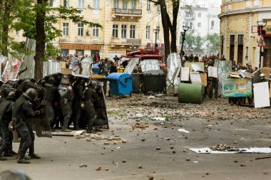 Odessa, Ukrayna - 2 Mayıs, 2014: trajik kurban, ölüm, insanları; sefer Odesa'da büyük huzursuzluk sırasında yaralandı. Kulikovo alan, sendikaların evi. Polis cordon sokak ayaklanmaları polis çalışmasının