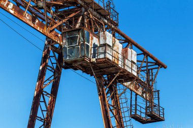 Eski paslı terk edilmiş binada portal vinç paslı raylar üzerinde. Terk edilmiş konteyner yükleme boşaltma inşaat ambar. Ölü Zona. Mezarlık Çernobil, Pripyat, Ukrayna mühendislik; Bölge nükleer felaket