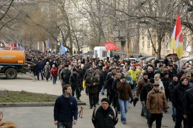 Odessa, Ukrayna - 23 Şubat 2014: İnsanlar ilkesi üzerinde devlet Ukrayna silahlı devrim sırasında gösterdiği sivil barışçıl protesto oldu. Sokaklarda mitingde göstericiler sütunun hareketi