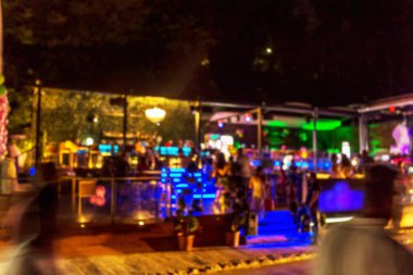 Küçük bir restoranın içi bulanık bir arka plan. Bokeh Kafe 'nin içini sıcak koyu renklerle bulanıklaştırmış. Yaratıcı moda tasarımı için arka plan olarak. Restoran, kafeterya arka planı çok güzel bulanık.