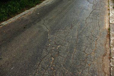 Kırık taş doku beyaz duvarlar sıvalı. Beyaz duvar yüzeyi Vintage çatlaklar. Web küçük beyaz zemin yüzeyinde çatlaklar. Eski çimento duvar imha izleri