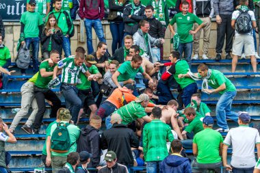 Odessa, Ukrayna - 21 Eylül 2016: Futbol taraftarları ve seyirci stadyum standları duygusal onların takım destekler. Holiganizmi ve havai fişek standları. Oyunun kurallarının ihlali