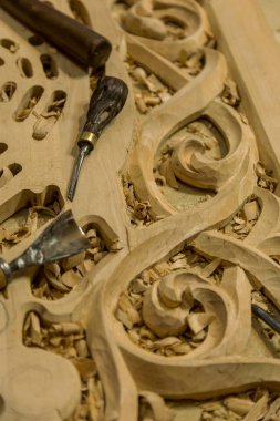 Ağaç işleme. Doğrama işleri. Oymacılığı. Woodcarver, ahşap arka plan yakın çekim araçlarda işyeri. Arka plan halk el sanatları kullanın. Ahşap oyma