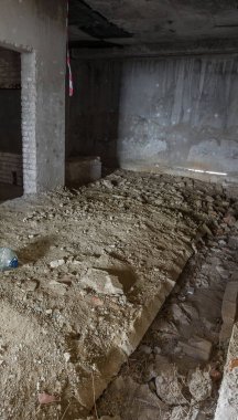 Terk edilmiş bir idari binanın iç. Bir endüstriyel fabrika iç kalıntıları. Eski bir merdiven beton, kalıntıları, çöp ve çamur, koridor duvarları bir bitmemiş office iş merkezinin Odessa mahvetti