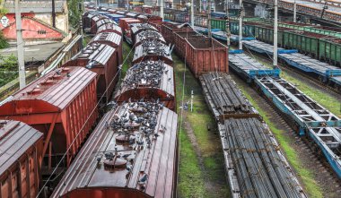 Odessa, Ukrayna - 12 Ekim 2016: Şube istasyondaki bir yük treni. Demiryolu taşımacılığı. Yük. Demiryolu Silo tahıl ve Mısır ile. Bir sürü aç güvercinlerin silo tahıl kapaklı