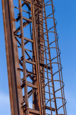 Eski paslı terk edilmiş binada portal vinç paslı raylar üzerinde. Terk edilmiş konteyner yükleme boşaltma inşaat ambar. Ölü Zona. Mezarlık Çernobil, Pripyat, Ukrayna mühendislik; Bölge nükleer felaket