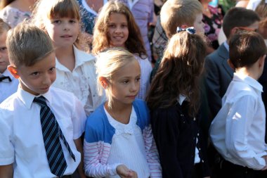 Odessa, Ukrayna - 1 Eylül 2016: ilkokul çocuklarının ve Öğretmenler sınıfta. İlk-greyder okulda çalışma. Okulun ilk günü, Eylül, bilgi gün, ilk okula gidin çocuklar. Okul festivali bilgi