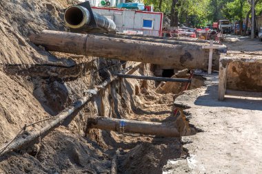 Odessa, Ukrayna - 29 Eylül 2016: Temelli onarım ve değiştirme büyük kentsel ısı boru. Eski paslı değiştirme ve sızan su boruları. Ortak belediye hizmetlerinin mühendislik yeni teknolojiler