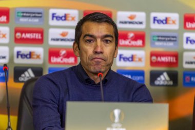 Odessa, Ukrayna - 3 Kasım 2016: Uefa Avrupa Ligi. FC Zarya (Lugansk) Feyenoord (Rotterdam) Hollanda kabul eder. Basın toplantısı Feyenoord Giovanni van Bronckhorst Teknik Direktörü. 1:1