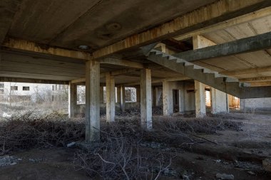 Terk edilmiş bir idari binanın iç. Bir endüstriyel fabrika iç kalıntıları. Eski bir merdiven beton, kalıntıları, çöp ve çamur, koridor duvarları bir bitmemiş office iş merkezinin Odessa mahvetti
