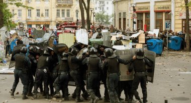 Odessa, Ukrayna - 2 Mayıs, 2014: trajik kurban, ölüm, insanları; sefer Odesa'da büyük huzursuzluk sırasında yaralandı. Kulikovo alan, sendikaların evi. Polis cordon sokak ayaklanmaları polis çalışmasının