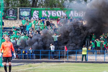 Odessa, Ukrayna - 21 Eylül 2016: Futbol taraftarları ve seyirci stadyum standları duygusal onların takım destekler. Holiganizmi ve havai fişek standları. Oyunun kurallarının ihlali