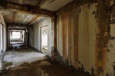 Terk edilmiş bir idari binanın iç. Bir endüstriyel fabrika iç kalıntıları. Eski bir merdiven beton, kalıntıları, çöp ve çamur, koridor duvarları bir bitmemiş office iş merkezinin Odessa mahvetti