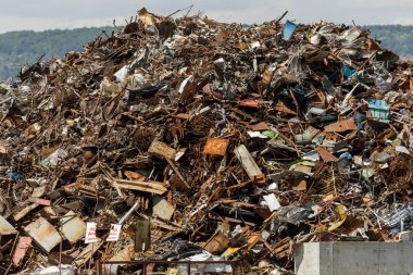 çöp çöp çöp seaport mavi gökyüzü arka plan ile büyük kazık yükleme üzerine kuru yük gemi bekliyor. Atık hurda kargo liman, yeni ürünler üretmek için eritmiş bekleyen quay adlı depolanır