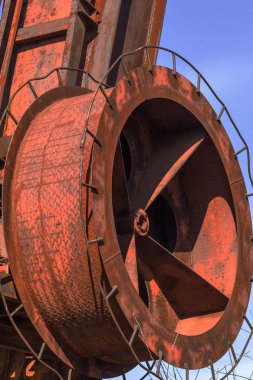 Eski paslı terk edilmiş binada portal vinç paslı raylar üzerinde. Terk edilmiş konteyner yükleme boşaltma inşaat ambar. Ölü Zona. Mezarlık Çernobil, Pripyat, Ukrayna mühendislik; Bölge nükleer felaket