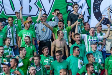 Odessa, Ukrayna - 21 Eylül 2016: Futbol taraftarları ve seyirci stadyum standları duygusal onların takım destekler. Holiganizmi ve havai fişek standları. Oyunun kurallarının ihlali