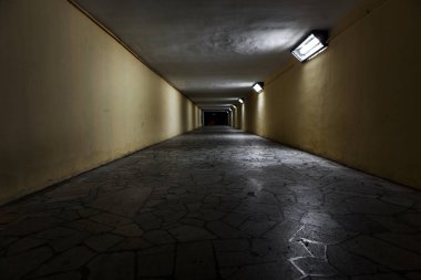 Boş altgeçit tünel. Tünelin ucu Svetv. Bir arka plan yaratıcı tasarım ilginç çöp, moda ve Glamour için