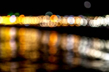 Parlak ışıklar lambalar sahne yaz sanat Cafe açık alan yaz tatil beldesi, bulanıklık. Yaratıcı tasarım tebrik kartı için arka plan. Restoran, kahvehane ile güzel arka plan bulanıklık