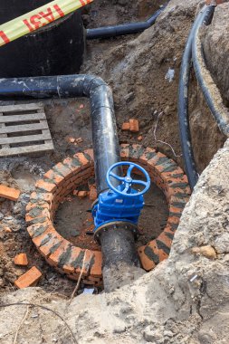 Kentsel sistemler Mühendisliği derin hendek yarar kazdık. Alarm sistemi kentsel sıhhi tesisat ve Isıtma. Hendek rusty ile dolu pis su boru hattından patlak verdi. Onarım iş Metro araçları