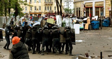 Odessa, Ukrayna - 2 Mayıs, 2014: trajik kurban, ölüm, insanları; sefer Odesa'da büyük huzursuzluk sırasında yaralandı. Kulikovo alan, sendikaların evi. Polis cordon sokak ayaklanmaları polis çalışmasının