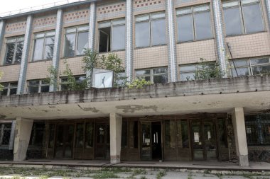 Mistik resim eski SSCB kez fabrika tahrip idari bina cephesinde bozuk sokak saat durdu. Eski kırık kırık saat kulesi. İmha mistik sembolizm