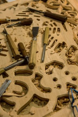 Ağaç işleme. Doğrama işleri. Oymacılığı. Woodcarver, ahşap arka plan yakın çekim araçlarda işyeri. Arka plan halk el sanatları kullanın. Ahşap oyma