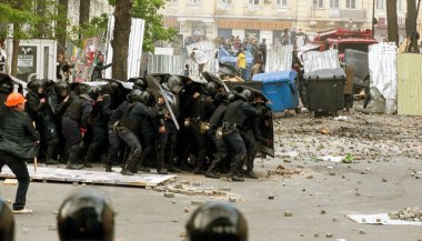 Odessa, Ukrayna - 2 Mayıs, 2014: trajik kurban, ölüm, insanları; sefer Odesa'da büyük huzursuzluk sırasında yaralandı. Kulikovo alan, sendikaların evi. Polis cordon sokak ayaklanmaları polis çalışmasının