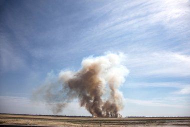 Yaz kuraklığı sırasında güney bozkırlarında büyük boğucu duman bulutlarıyla güçlü çayır yangını patlak verdi. Kasabadaki evlere ateş hattı açılıyor. Ekolojik felaket