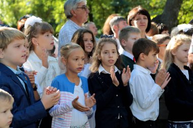 Odessa, Ukrayna - 1 Eylül 2016: ilkokul çocuklarının ve Öğretmenler sınıfta. İlk-greyder okulda çalışma. Okulun ilk günü, Eylül, bilgi gün, ilk okula gidin çocuklar. Okul festivali bilgi