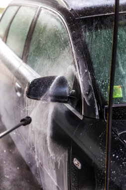 Oto yıkama portre. Yüksek basınçlı su ile modern araba yıkama. Hassas touchless oto yıkama sabun köpük ile
