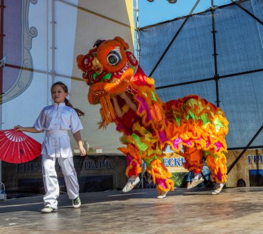 Odessa, Ukrayna -10 Eylül 2016: şehir gün festival Dragon Dance. Japon samuray Club genç çocuklar onların sanat göster