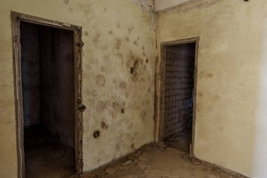 Terk edilmiş bir idari binanın iç. Bir endüstriyel fabrika iç kalıntıları. Eski bir merdiven beton, kalıntıları, çöp ve çamur, koridor duvarları bir bitmemiş office iş merkezinin Odessa mahvetti