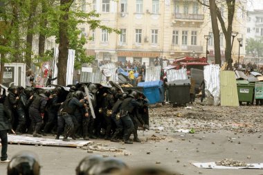 Odessa, Ukrayna - 2 Mayıs, 2014: trajik kurban, ölüm, insanları; sefer Odesa'da büyük huzursuzluk sırasında yaralandı. Kulikovo alan, sendikaların evi. Polis cordon sokak ayaklanmaları polis çalışmasının