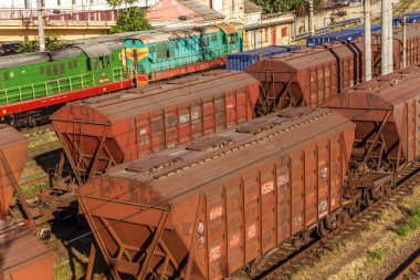 Odessa, Ukrayna - 17 Ağustos 2010: Yük trenleri bir sıra Odessa Liman kargo terminalinde yükleme için stand. Demiryolu ulaşım en ekonomik lojistik çözümleri