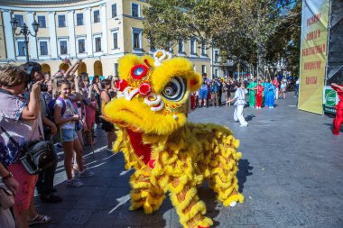 Odessa, Ukrayna -10 Eylül 2016: şehir gün festival Dragon Dance. Japon samuray Club genç çocuklar onların sanat göster