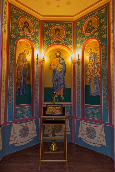 乌克兰奥德萨 东正教教堂内部的一个片段 和一个美丽的彩绘图标 在自然光的浮雕 燃烧的蜡烛 — 图库照片