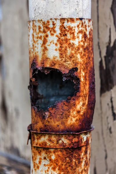 Rostiger Auslauf Auf Dem Alten Haus Ein Fragment Des Alten — Stockfoto