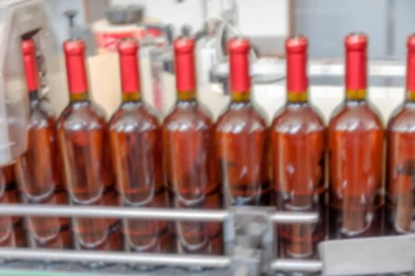 Produkcja Przenośnika Przemysłowego Winiarni Butelkami Szklanymi Procesie Pracy Ruchu Rozmycie — Zdjęcie stockowe