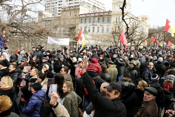 オデッサ ウクライナ 2014 人政策それはウクライナで武力革命の状態の間に示された市民の平和的な抗議をされています 路上集会でデモ隊の列の動き — ストック写真