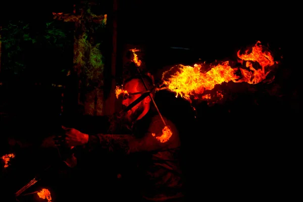 オデッサ ウクライナ 2016 火災ショー 燃えるような芸術家 極端な火災表示のアーティストのスキルを見る口の嵐を聞かせてと吹くし 火が呼吸します 彼の口から火を吹いてアーティスト — ストック写真