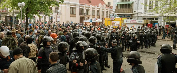 乌克兰奥德萨 2014年5月2日 悲惨的牺牲 在奥德萨的大动荡时期受伤 Kulikovo Field 工会大厦 警察对街头骚乱工作的警戒线 — 图库照片