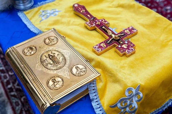 Христианская Библия Золотом Инкрустированном Золотом Окладе Рядом Перевернутым Крестом Дорогая — стоковое фото