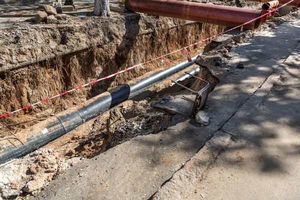 Odessa, Ukrayna - 29 Eylül 2016: Temelli onarım ve değiştirme büyük kentsel ısı boru. Eski paslı değiştirme ve sızan su boruları. Ortak belediye hizmetlerinin mühendislik yeni teknolojiler