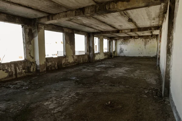 Wnętrze Opuszczony Budynek Administracyjny Wnętrze Ruiny Fabryki Stare Schody Betonowe — Zdjęcie stockowe