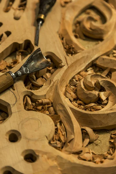 Ağaç işleme. Doğrama işleri. Oymacılığı. Woodcarver, ahşap arka plan yakın çekim araçlarda işyeri. Arka plan halk el sanatları kullanın. Ahşap oyma